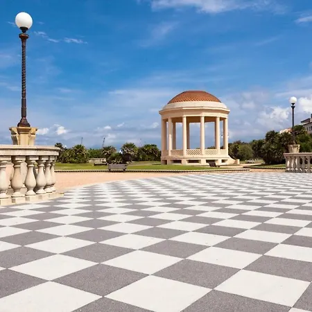 公寓 A Due Passi Dal Mare 利沃诺